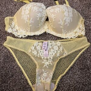 Victoria's Secret Yellow Lace Push-Up Bra